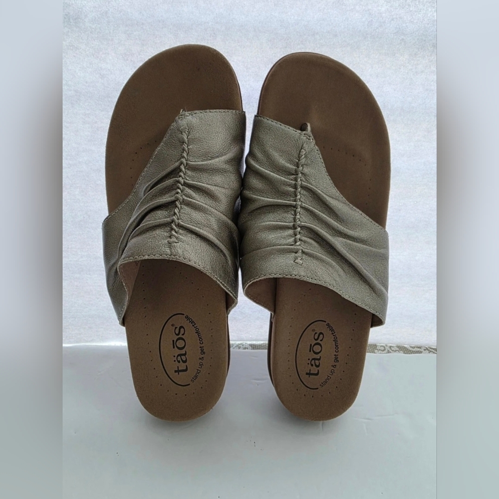 Taos Women's Gift 2 Slip On Sandals Thong Flats  Metallic Champagne Leather Sz 9